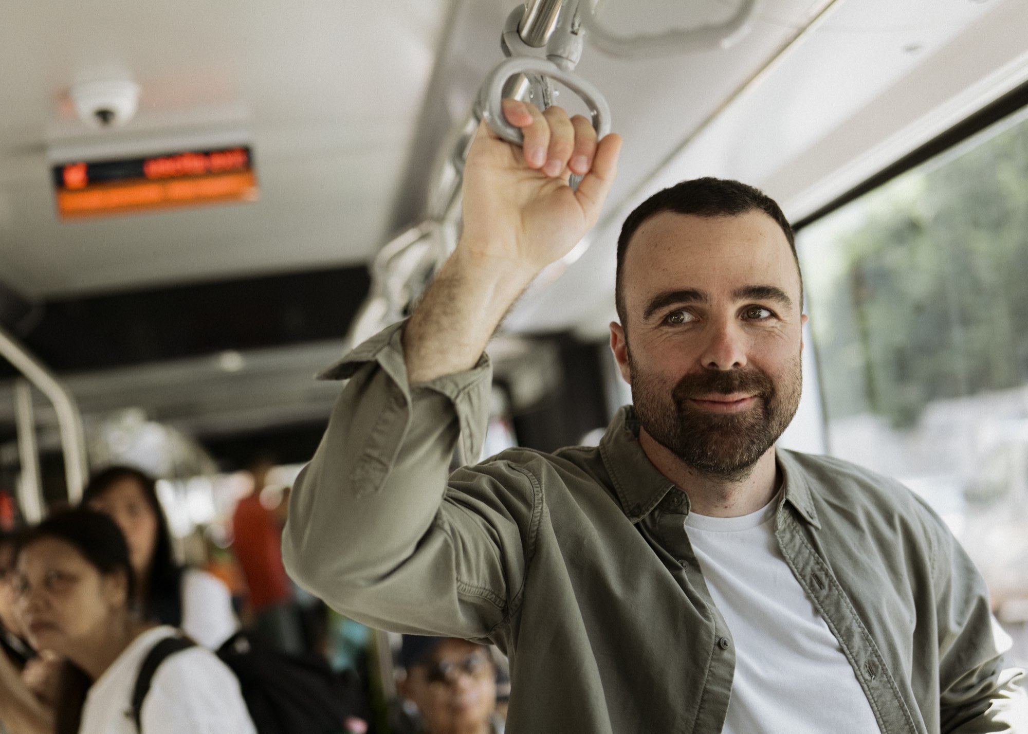Tommaso Goisis su un tram a Milano