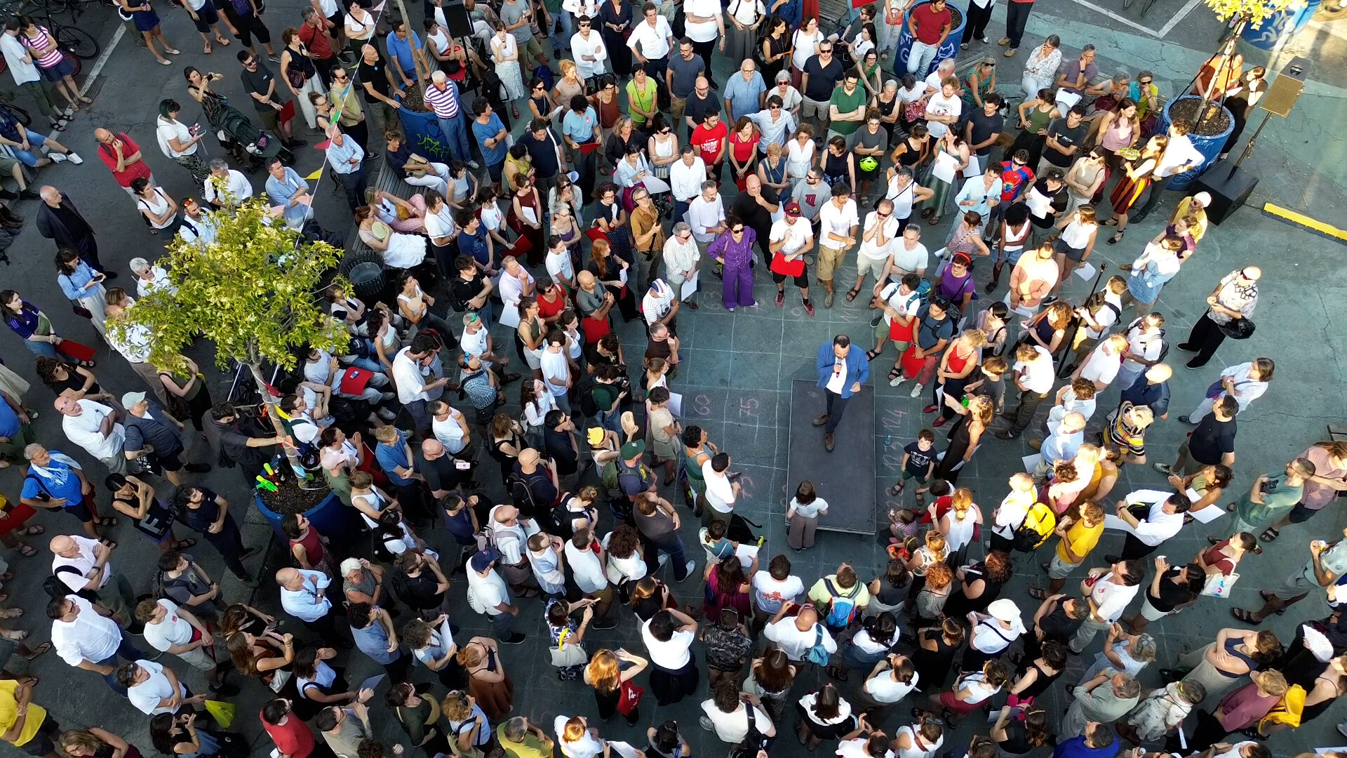 Piazza gremita a Milano, evento Vola27